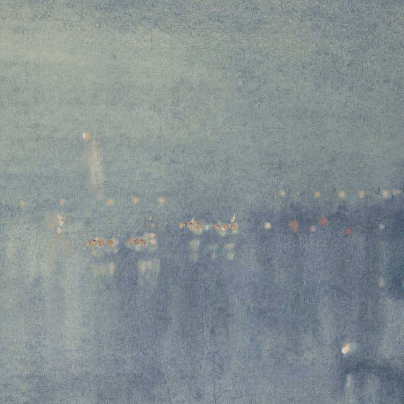 Puede incluir: Una pintura de acuarela de un horizonte de ciudad por la noche. Las luces de la ciudad est&aacute;n borrosas y aparecen como peque&ntilde;os puntos blancos contra un cielo azul oscuro.