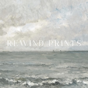 Puede incluir: Una pintura de un paisaje mar&iacute;timo con un cielo nublado y dos peque&ntilde;os barcos en la distancia. El agua es de color gris claro y el cielo es de color azul claro. La pintura tiene una sensaci&oacute;n calmada y serena.