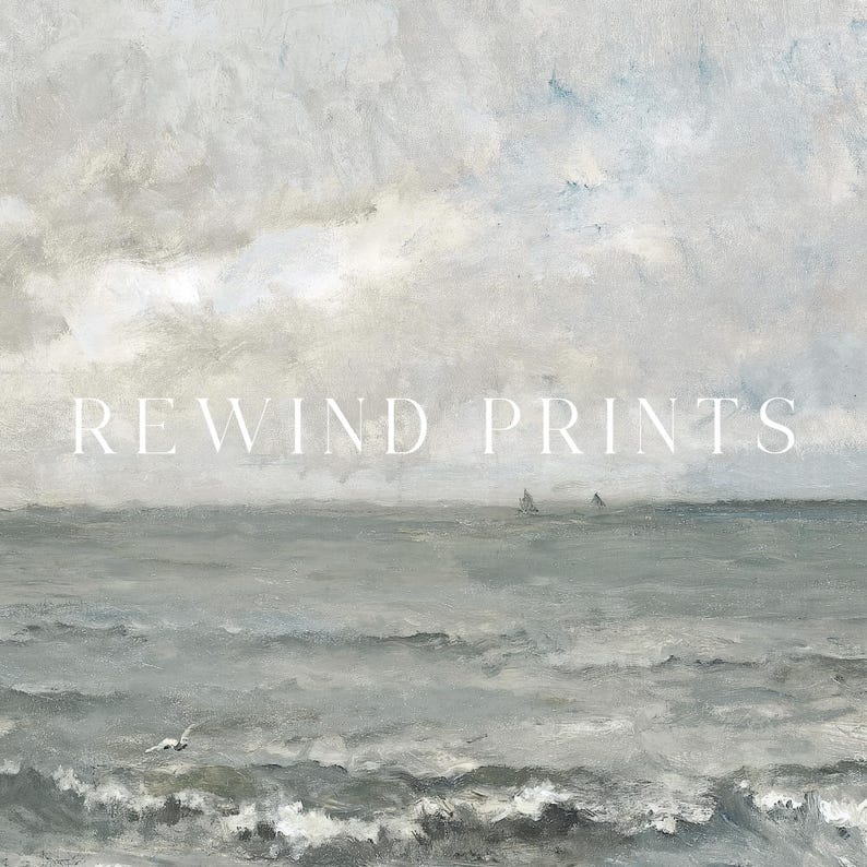 Puede incluir: Una pintura de un paisaje mar&iacute;timo con un cielo nublado y dos peque&ntilde;os barcos en la distancia. El agua es de color gris claro y el cielo es de color azul claro. La pintura tiene una sensaci&oacute;n calmada y serena.