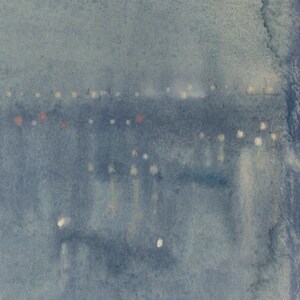 Puede incluir: Una pintura de acuarela de una ciudad nocturna. La ciudad est&aacute; en la distancia y las luces est&aacute;n borrosas, creando un efecto suave y de ensue&ntilde;o. El cielo es de un azul apagado.