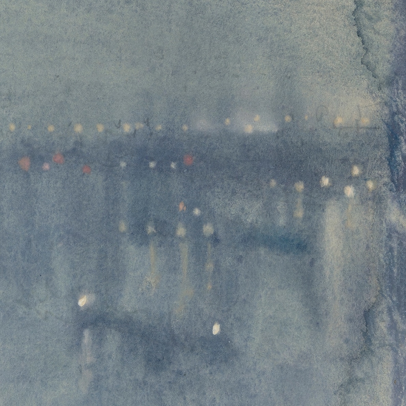 Puede incluir: Una pintura de acuarela de una ciudad nocturna. La ciudad est&aacute; en la distancia y las luces est&aacute;n borrosas, creando un efecto suave y de ensue&ntilde;o. El cielo es de un azul apagado.