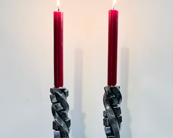 Decoração brutalista em ferro forjado, grandes castiçais pretos, feitos à mão, suportes para velas finas, decoração de casamento.