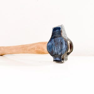 Unieke handgemaakte smidshamer met een handvat van robiniahout | Handgesmeed gereedschap, smidsbenodigdheden, artistiek smidsgereedschap |