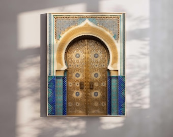 Puede incluir: Una gran puerta dorada adornada con intrincados patrones geométricos y detalles de azulejos azules. La puerta está ubicada dentro de un arco decorativo.