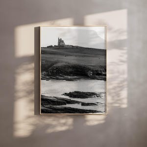 Impresión artística mural del castillo de Classiebawn, montaña Benbulbin, Sligo, Irlanda / Fotografía costera en blanco y negro / Impresión irlandesa / Ruta Salvaje del Atlántico