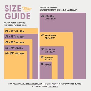 以下が含まれることがあります： SIZE GUIDE、FINDING A FRAME? SEARCH THE PRINT SIZE - E.G. 'A3 FRAME'というテキストが記載されたプリント用サイズガイド表。A0からA4までのサイズ、および16x20から24x36インチまでの様々な寸法がセンチメートルとインチで表示されています。