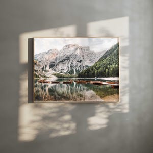 Stampa del Lago di Braies, stampa murale sulle Dolomiti, fotografia di viaggio in Italia, poster del lago di montagna, decorazione del paesaggio naturale, arte del riflesso alpino