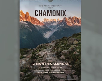 Op de afbeelding: Een wandkalender met kunstfotografie uit Chamonix. De omslag toont een rotsachtig bergpad dat bij zonsondergang naar besneeuwde bergtoppen leidt. De tekst bevat "FINE ART PHOTOGRAPHY FROM CHAMONIX" en "12 MONTH CALENDAR".