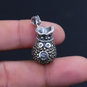 Ciondolo con motivo a sacco di soldi in ematite nera Ciondolo in argento sterling 925 Ciondolo con sacco di soldi ossidato Collana con ciondolo potli Gioielli regalo per la mamma Etsy 2024