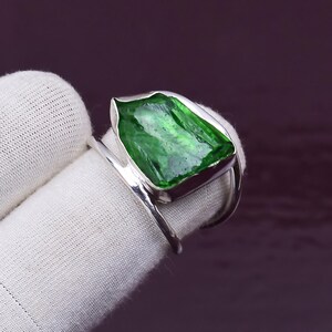 Ungeschliffener grüner Edelstein Schmuck