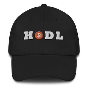 Könnte beinhalten: Schwarze Baseballkappe mit dem Wort "HODL" in Weiß gestickt. Das "O" ist durch ein orangefarbenes Bitcoin-Symbol ersetzt. Die Kappe hat einen gebogenen Schirm und einen Knopf oben.