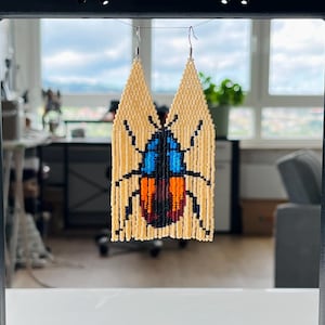 Pendientes de cuentas con flecos de escarabajos, candelabro beige con estampado de animales, joyería de insectos hecha a mano, regalo para amantes de la botánica