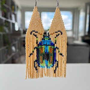 Ohrringe mit Käfer-Fransen und Saatperlen, beigefarbener Kronleuchter-Ohrring mit Tiermuster, handgefertigter Insektenschmuck, Geschenk für Pflanzenliebhaber