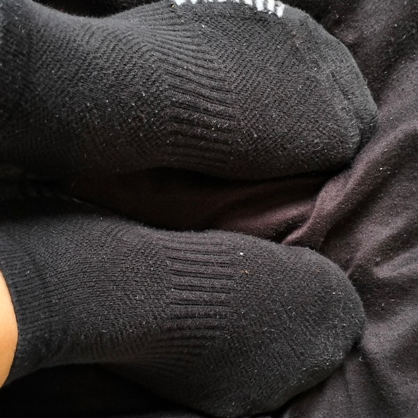 Gebrauchte schwarze/gestreifte Socken der Größe 5, die Sissy mehrmals in der Woche im Fitnessstudio getragen hat. Schneller Versand.