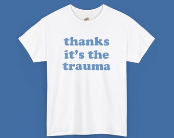 Może przedstawiać: Biała koszulka z niebieskim napisem "thanks it's the trauma"