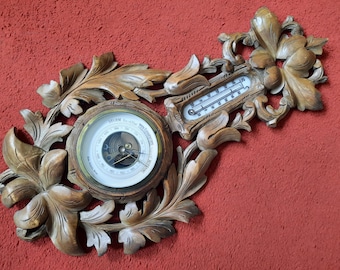 Estación meteorológica vintage de pared con marco de madera tallado a mano.