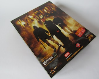 Può includere: Una custodia per DVD per il videogioco "Killing It", con un'immagine scura e granulosa di tre uomini che camminano per strada. Il gioco presenta la musica di Cypress Hill, con l'album "Cypress Hill IV" elencato sulla custodia. La custodia è classificata 18 e include un prodotto e un manuale in inglese.