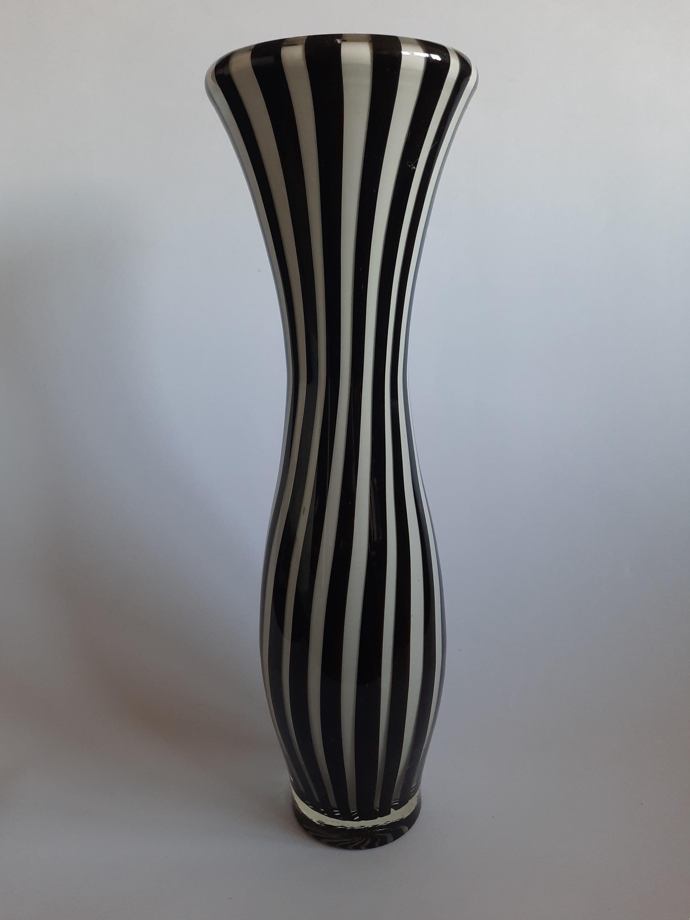 Leonardo Vase - Etsy
