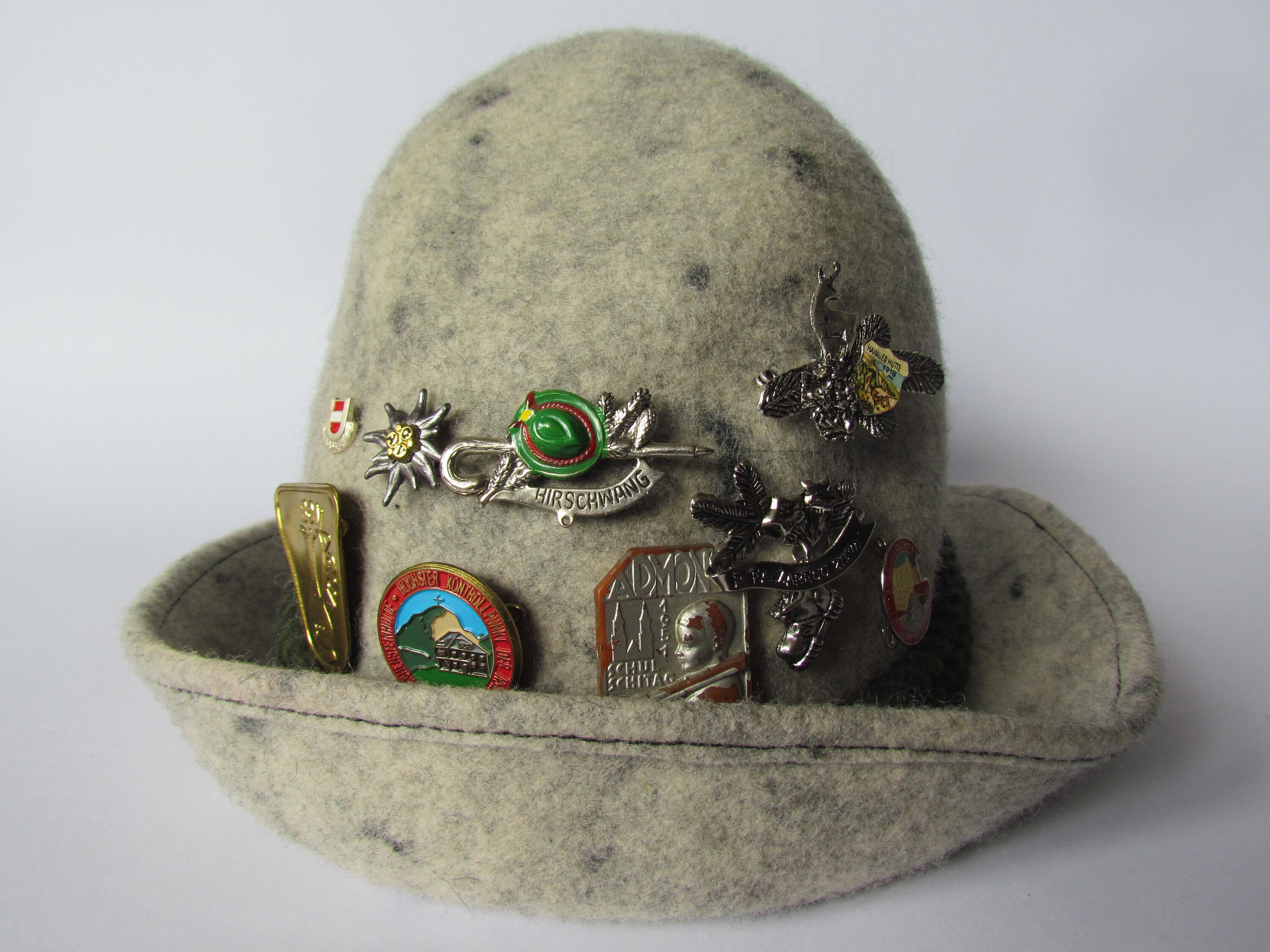 Chapeau Tyrolien Autrichien Vintage - 22 Insignes Collectors - Livraison Offerte