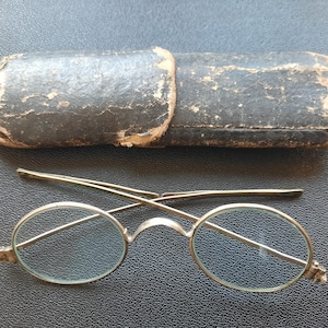 lunettes vintage dans un étui