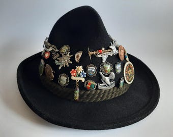 Pin's Ski Vintage Innsbruck Tyrol Autriche - émail Et Métal Doré, Collection Revers