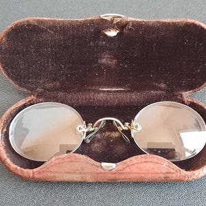 lunettes vintage dans un étui