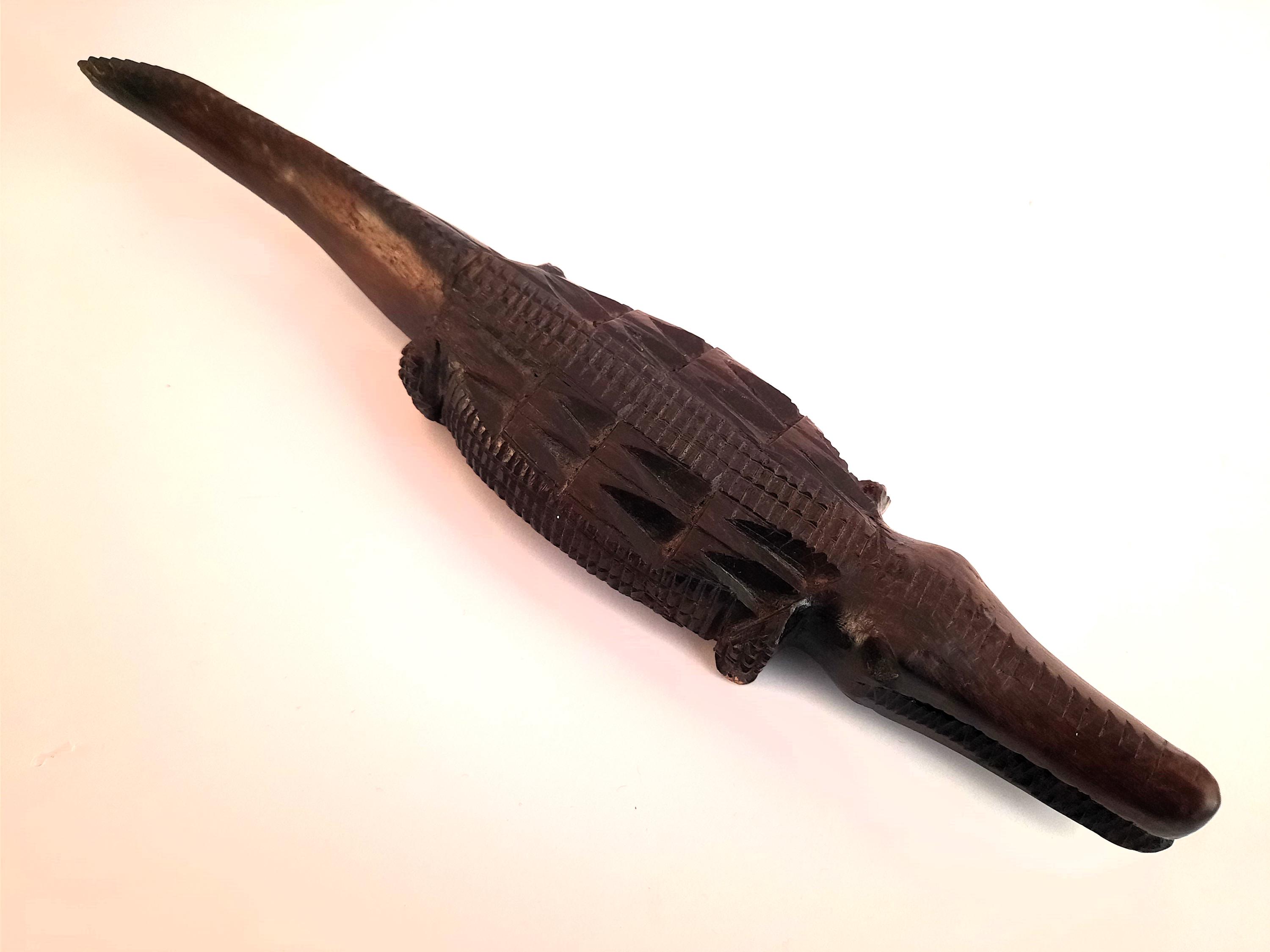 重厚なエキゾチックな木材で作られたアフリカのワニの置物 - 30 cm