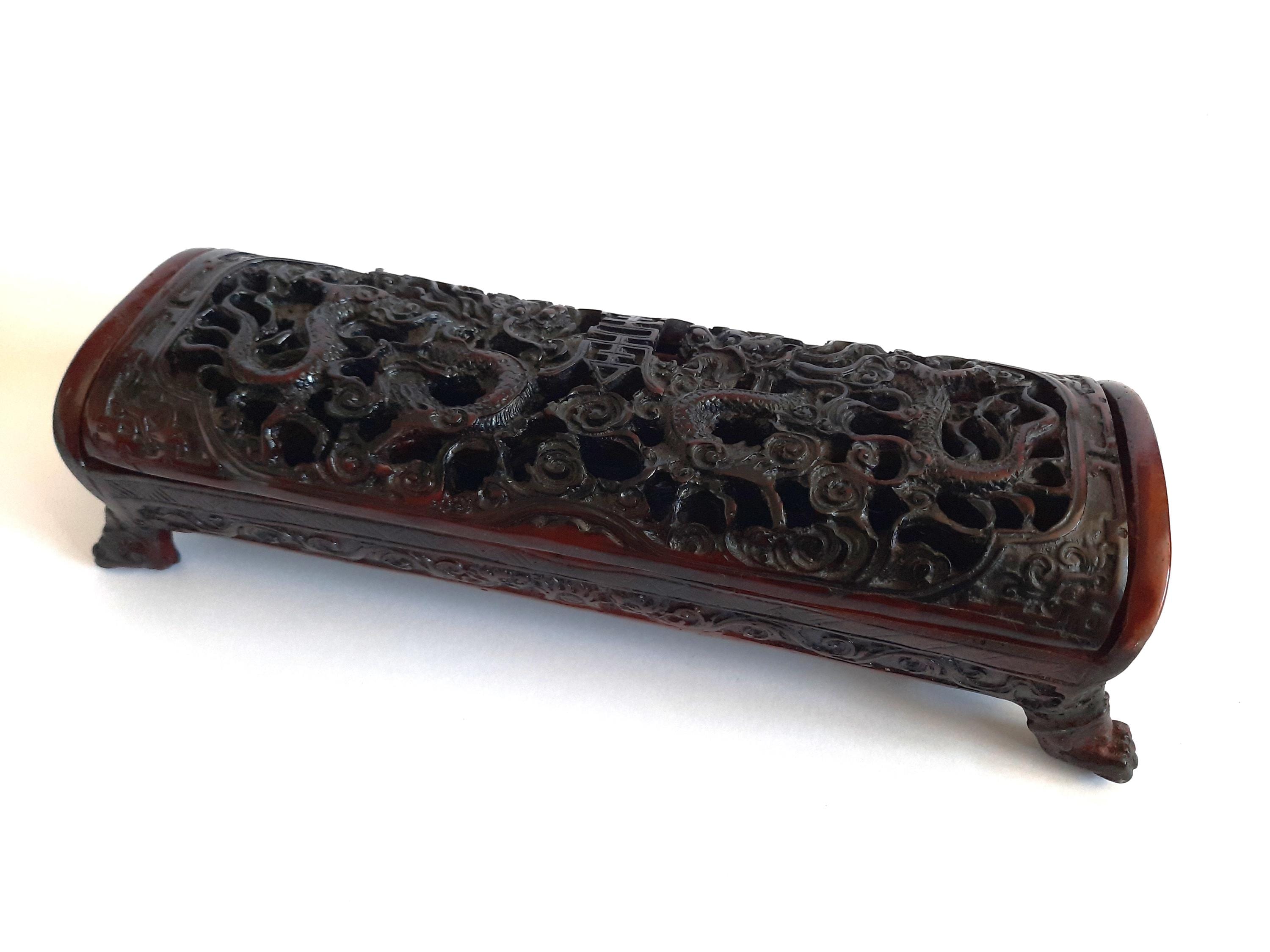 ヴィンテージ中国製鋳造樹脂製脚付きボックス、高浮き彫りの龍付き