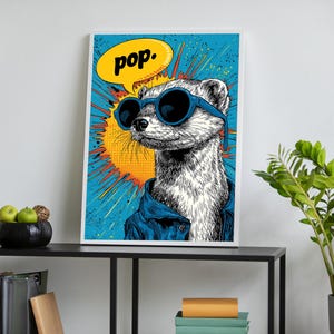 Puede incluir: Impresión de arte pop que presenta una comadreja con gafas de sol y una chaqueta azul. La palabra "pop" está en un bocadillo amarillo. El fondo es una explosión de naranja y azul. La obra está enmarcada en blanco.
