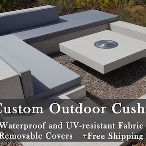 Puede incluir: Cojines de exterior personalizados con fundas extraíbles, fabricados con tejido impermeable y resistente a los rayos UV. Los cojines se muestran en un patio de concreto con una mesa de pozo de fuego.