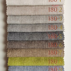 Puede incluir: Una pila de diez muestras de tela en varios colores, incluyendo beige, gris, marr&oacute;n y verde. Cada muestra est&aacute; etiquetada con un n&uacute;mero del 180-1 al 180-10. La tela tiene un tejido texturizado.