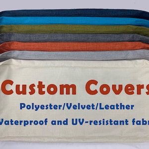 Puede incluir: Una pila de fundas de cojín de tela de diferentes colores. La funda superior es beige con el texto "Custom Covers" en rojo y "Polyester/Velvet/Leather" y "Waterproof and UV-resistant fabric" en azul.