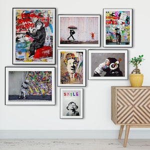 Può includere: Collezione di stampe artistiche incorniciate con opere d'arte in stile graffiti. Include un'immagine in bianco e nero di un bambino, una scimmia con le cuffie e un ritratto di un uomo. Altre stampe presentano una scimmia, una persona con un cartello e una persona con un ombrello.