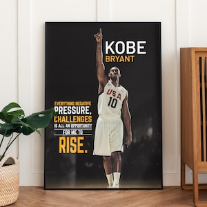 Motywacyjna sztuka ścienna Kobego Bryanta przedstawiająca legendarnego koszykarza w koszulce USA z inspirującym cytatem do wystroju siłowni, biura i domu