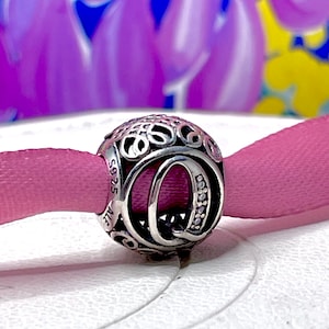 En caja de regalo, Pandora letra Q Encanto inicial antiguo para pulsera Retirado y marca registrada estampada