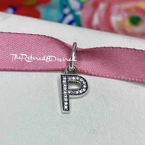 En caja de regalo, charm inicial de la letra P de Pandora para pulsera Retirado y marca registrada estampada