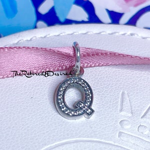 En caja de regalo, dije inicial de la letra Q de Pandora para pulsera. Retirado y con marca registrada estampada.