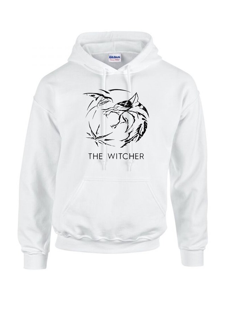 K&ouml;nnte beinhalten: Wei&szlig;er Kapuzenpullover mit einem schwarzen Aufdruck eines Wolfskopfes mit einem Schwert und dem Text "THE WITCHER" auf der Vorderseite.