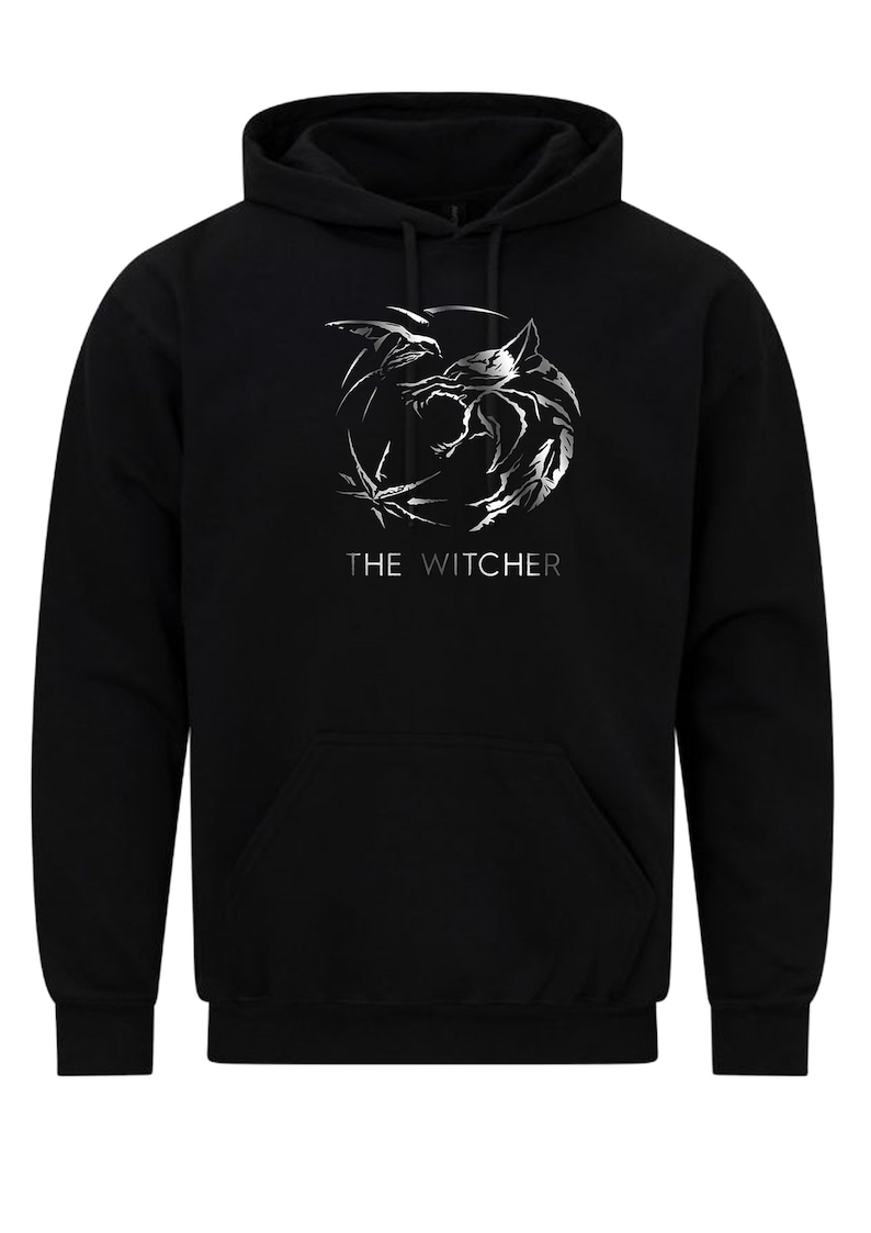 K&ouml;nnte beinhalten: Schwarzer Kapuzenpullover mit einem silbernen Aufdruck des Witcher-Logos und dem Text "THE WITCHER" darunter.