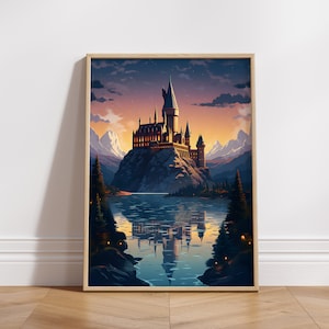 Puede incluir: Una ilustración digital del castillo de Hogwarts, una escuela ficticia de brujería y magia, ambientada en un cielo de puesta de sol dramático. El castillo está encaramado en un acantilado rocoso con vistas a un lago tranquilo, con montañas cubiertas de nieve en el fondo.