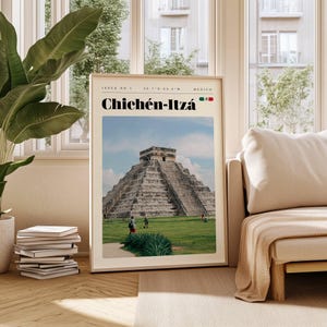 Könnte beinhalten: Ein Vintage-Reiseposter mit einem Foto der Chichén Itzá-Pyramide in Mexiko. Das Poster hat einen weißen Hintergrund mit schwarzem Text, der "Issue No. 1 20.7°N, 88.6°W Mexiko Chichen-Itza" lautet. Der Text ist in einer fetten, serifenlosen Schriftart gehalten. Das Poster enthält auch ein kleines Bild der mexikanischen Flagge in der oberen rechten Ecke.