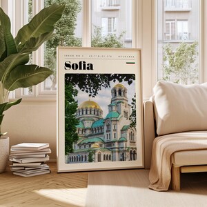 Puede incluir: Un póster de viaje vintage con una fotografía de la Catedral de Alexander Nevsky en Sofía, Bulgaria. El póster tiene un fondo blanco con texto negro que dice "Número 1, 42.7°N-23.3°E, Bulgaria, Sofía". La bandera búlgara está en la esquina superior derecha del póster.