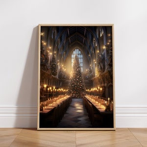 Puede incluir: Un gran árbol de Navidad decorado se alza en el centro de un gran salón con largas mesas dispuestas para una cena festiva. La sala está iluminada con velas y tiene un alto techo abovedado con intrincados trabajos en piedra.