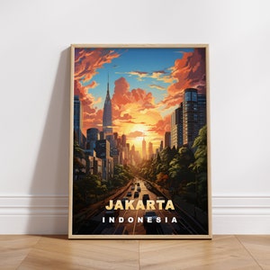 Op de afbeelding: Een vintage reisposter met een stadsbeeld van Jakarta, Indonesië. De poster heeft een zonsondergangshemel met roze en oranje wolken. De skyline van de stad is gesilhouetteerd tegen de zonsondergang. De tekst "JAKARTA INDONESIË" is in goud gedrukt aan de onderkant van de poster.