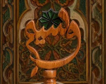 Decoración marroquí de madera hecha a mano con caligrafía árabe | Escultura de madera “Mashallah” | Decoración islámica para el hogar | Tallado artesanal en madera | Decoración musulmana única