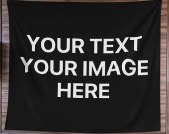 Könnte beinhalten: Ein schwarzer Wandteppich mit dem Text "YOUR TEXT YOUR IMAGE HERE" hängt an einer Wand über einem grauen Sofa mit Kissen.