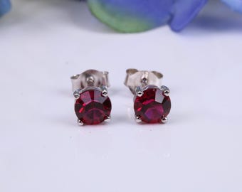 Pendientes de botón de 5 mm con circonita cúbica roja rubí redonda, elaborados en plata de ley maciza fundida.