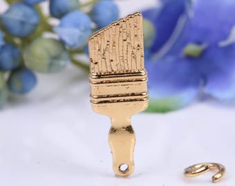 Ciondolo a forma di pennello, realizzato in oro giallo massiccio fuso, con punzone britannico.