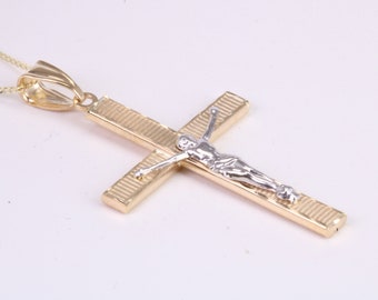 Collana con crocifisso bicolore lunga 35 mm insieme a catena lunga 18 pollici, realizzata in oro giallo massiccio con finitura lucida