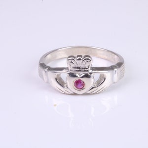 Bague Claddagh en rouge rubis délicat C Z, sertie de rouge rubis C Z, argent massif moulé